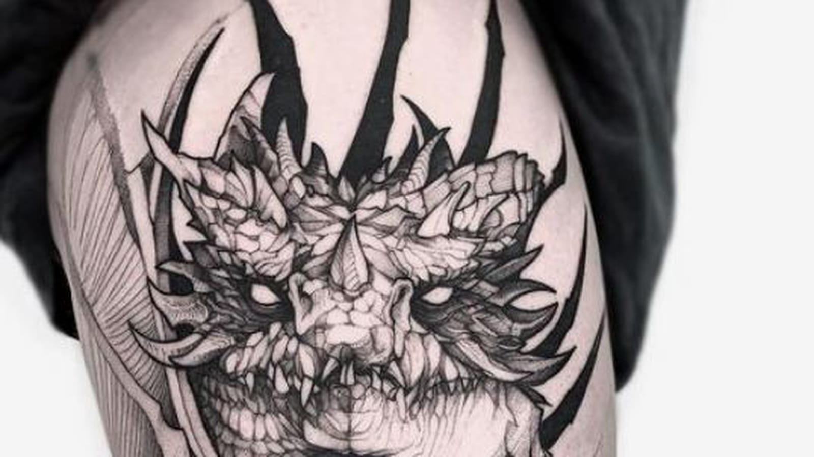 Tête de dragon sur la cuisse