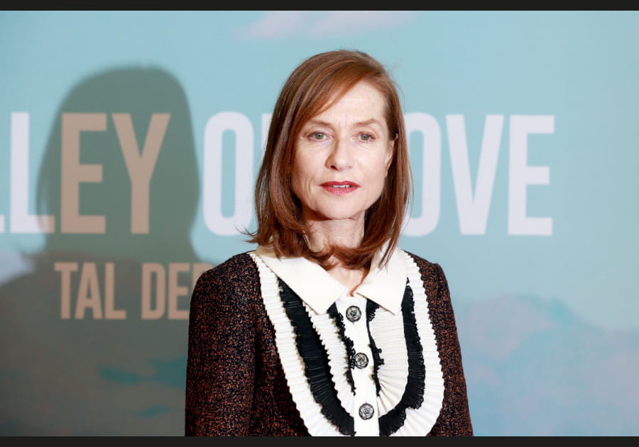 Isabelle Huppert, irr&eacute;sistible avec son carr&eacute; ultra lisse