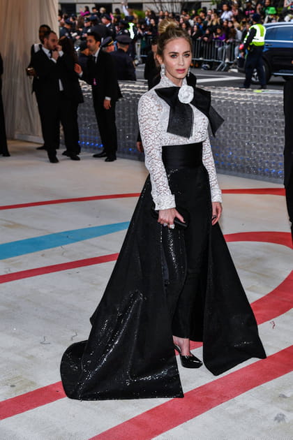 Emily Blunt en blouse blanche et pantalon noir Michael Kors