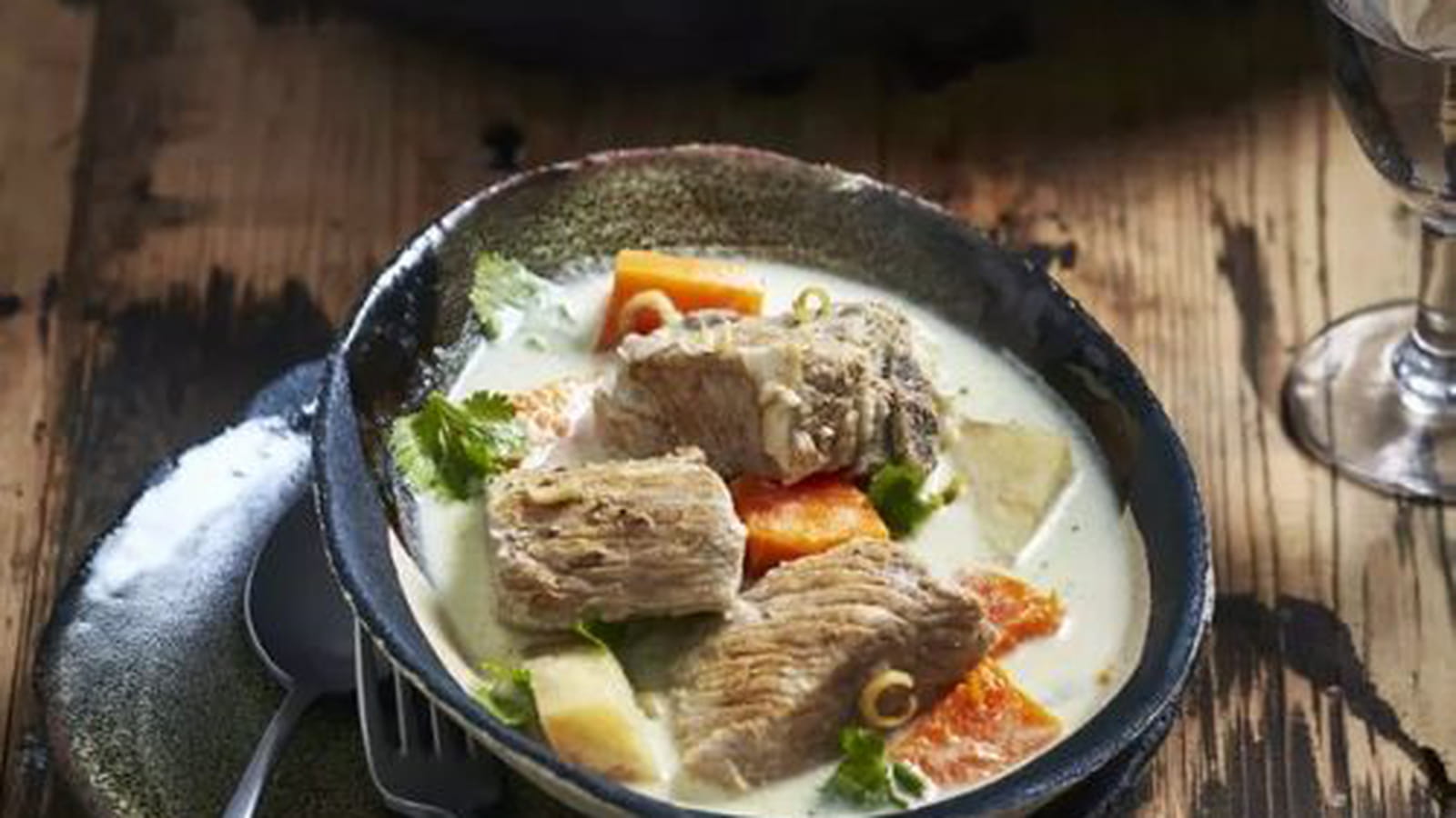 Blanquette de veau au lait de coco, citron vert, citronnelle, curry vert, racines de cerfeuil et butternut
