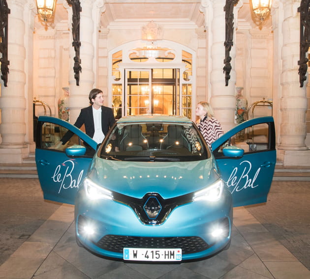 Josie Yates et Comte Rufus d'Hauteville arrivent au bal en voiture &eacute;lectrique Renault Zo&eacute;