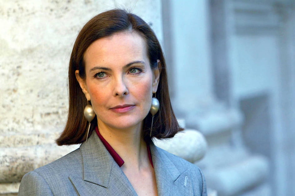 Carole Bouquet, resplendissante avec son blush abricot