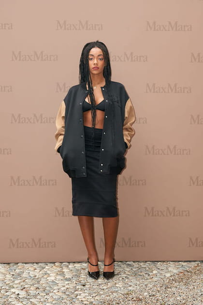 Coco Rebecca Edogamhe en jupe noire et veste noire et marron au d&eacute;fil&eacute; Max Mara printemps-&eacute;t&eacute; 2024