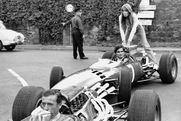 Yves Montand et Francoise Hardy font la course... de voitures