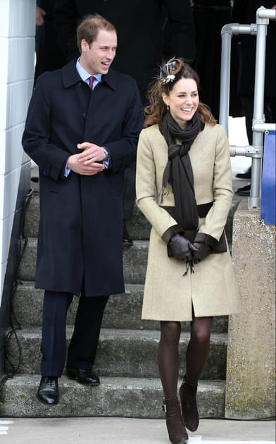 Kate Middleton en ensemble beige et chapeau Philip Treacey