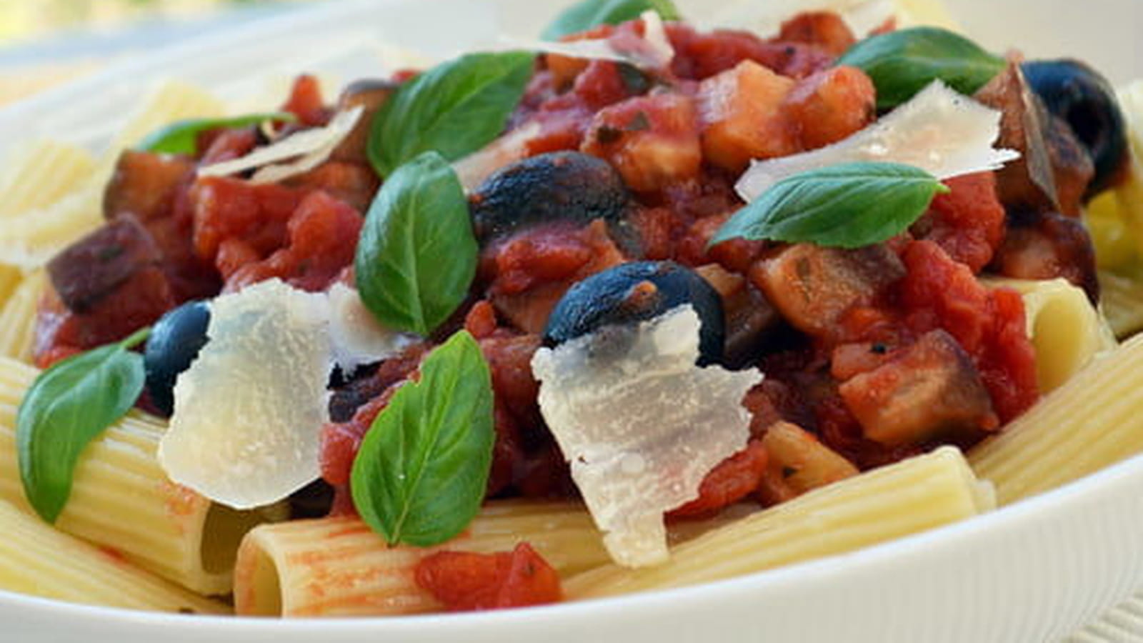 Pâtes rigatoni sauce aux tomates, aubergines et courgettes