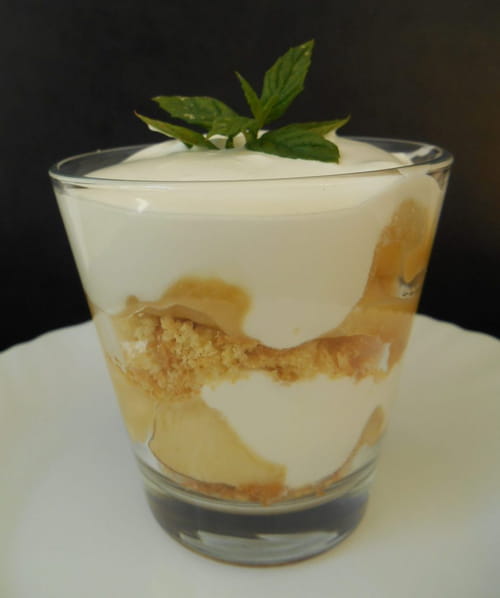 mousse de fromage blanc aux pommes caramélisées et aux palets bretons
