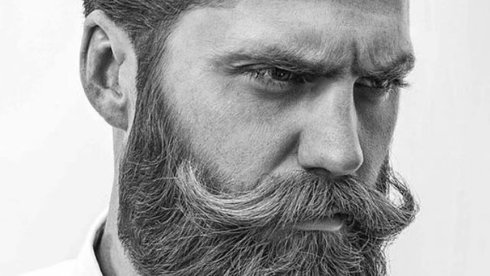 Les cheveux plaqués en arrière