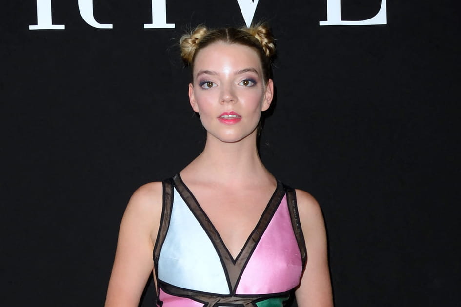 Les deux buns hauts perch&eacute;s d'Anya Taylor-Joy