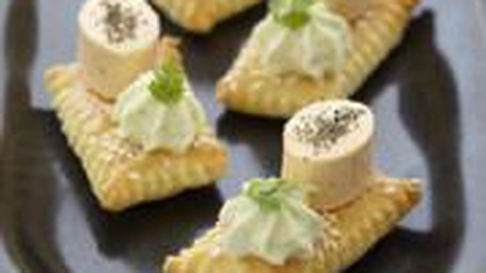 Feuilleté au sésame, chantilly wasabi, Apérivrais saumon