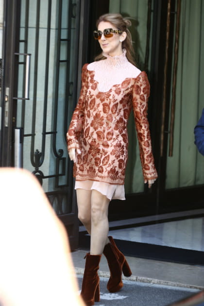 Céline Dion en robe courte marron à motifs et bottines en velours bordeaux