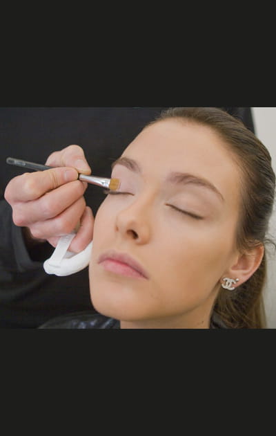 Etape 3&nbsp;: l'application de l'ombre &agrave; paupi&egrave;res