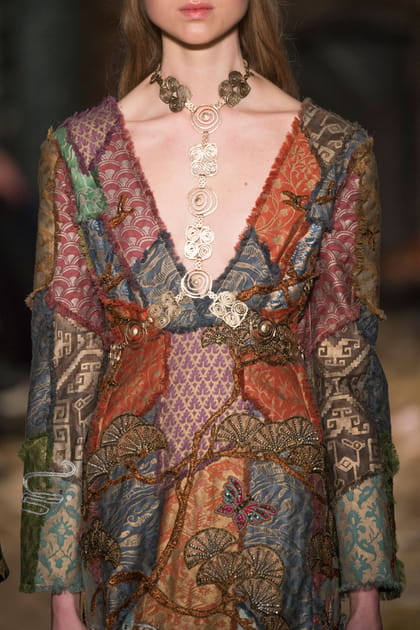 Bijou arnais dor&eacute; du d&eacute;fil&eacute; Valentino