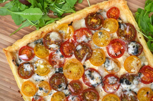Tarte feuilletée aux tomates cerise, échalotes et Roquefort