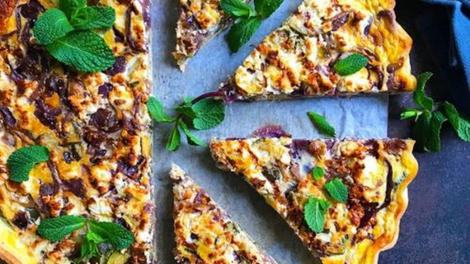 Quiche aux courgettes, oignons rouges caramélisés et feta