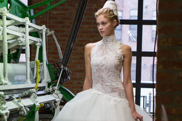 Sofia pose devant les machines Leavers