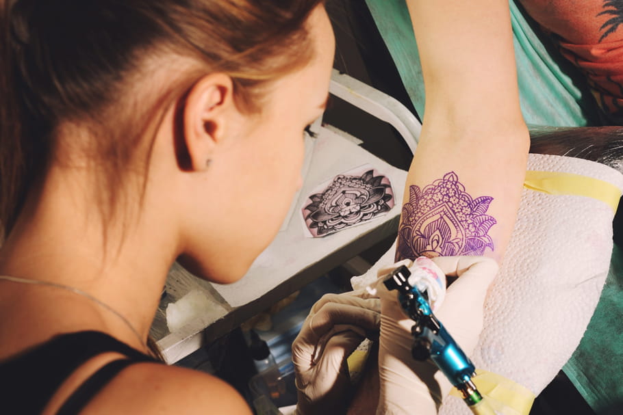 Se faire tatouer enceinte : quels sont les risques ?