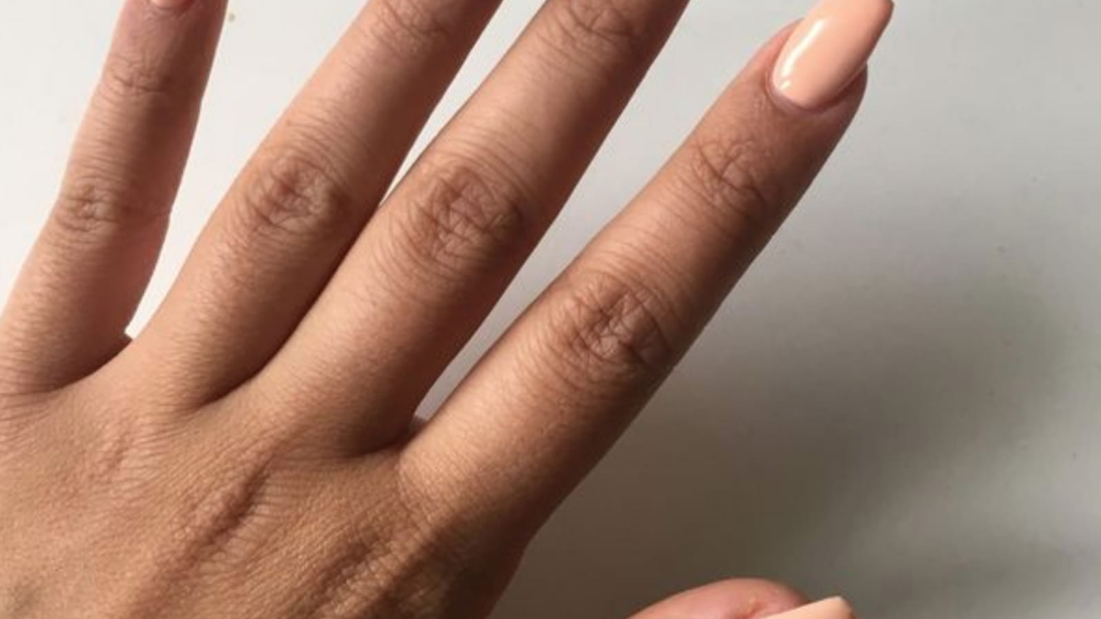 Des ongles nude pêche