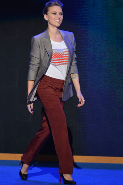 Scarlett Johansson en T-shirt imprim&eacute; drapeau am&eacute;ricain, pantalon bordeaux et blazer gris Stella McCartney