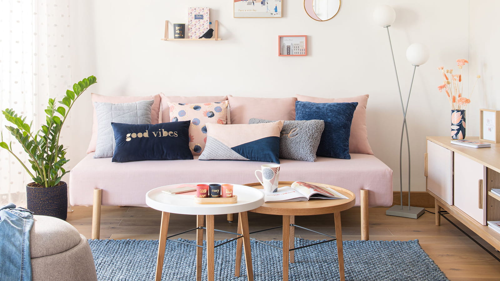 Salon scandinave et féminin
