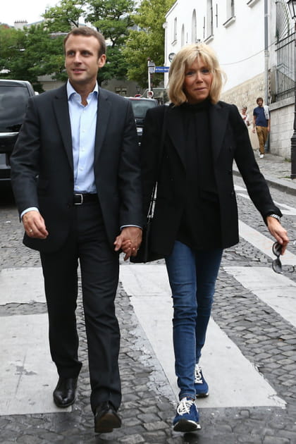 Brigitte Macron en blazer et jean skinny