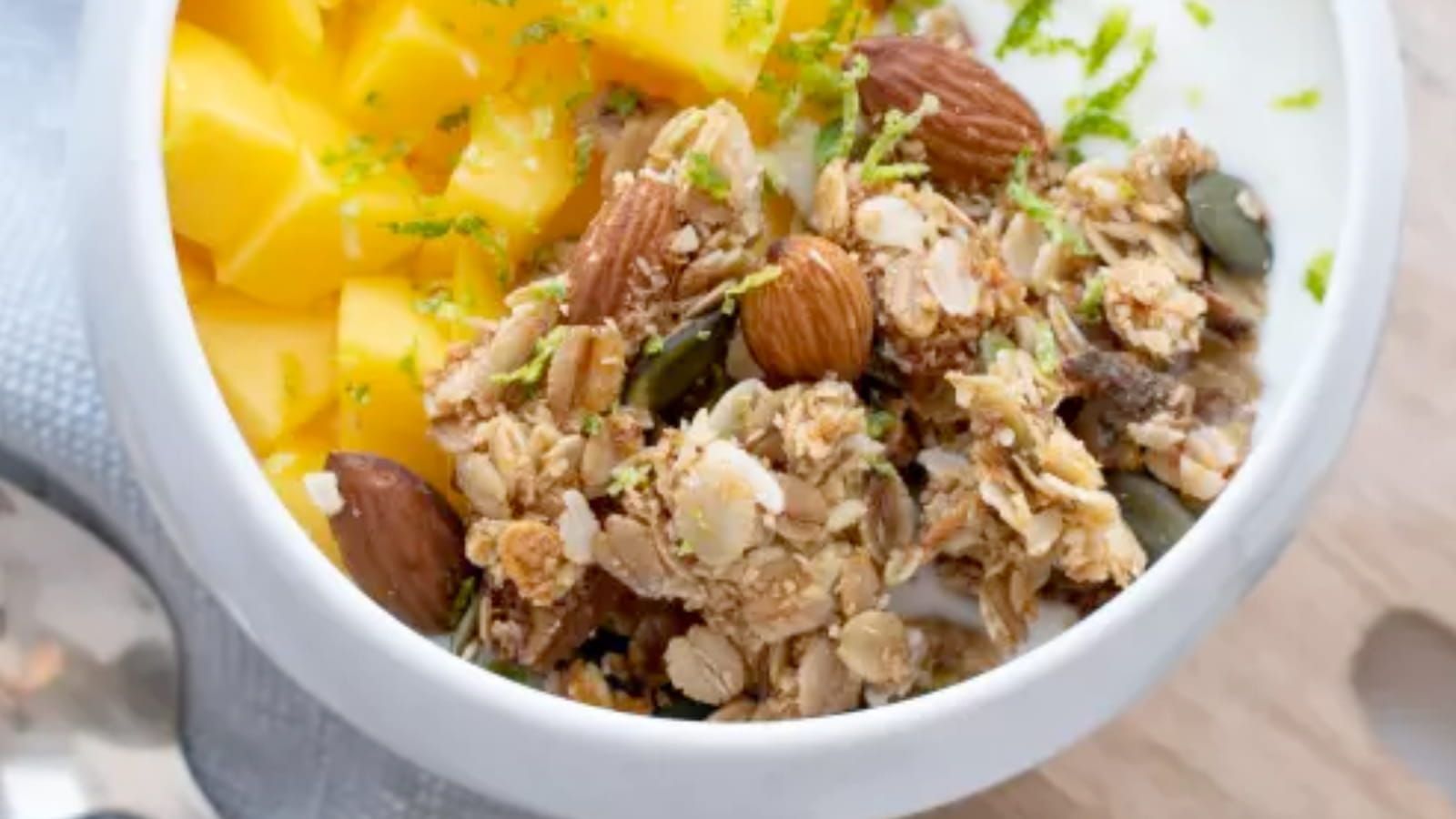 Bol Granola maison, mangue et zeste de citron vert