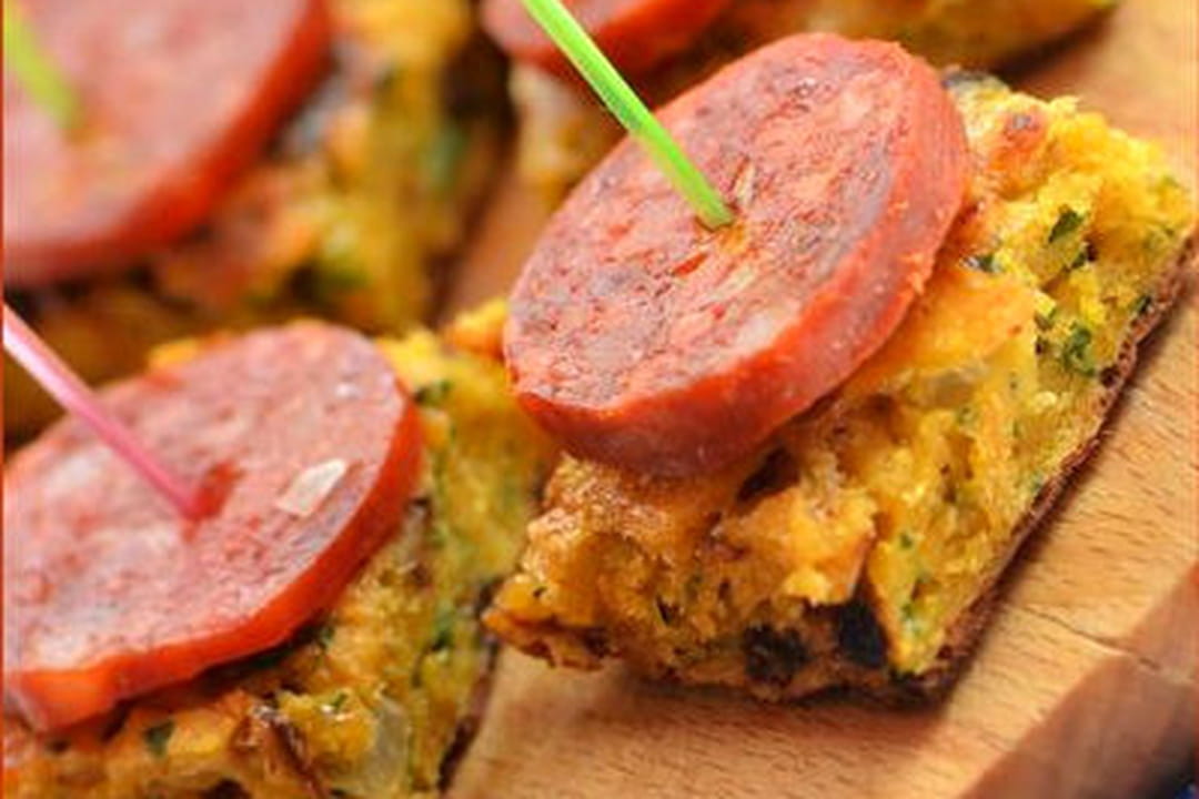 Tortilla de chips et chorizo