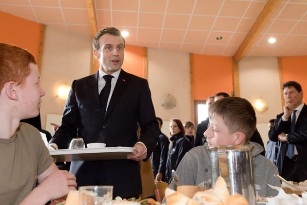 Loana en bikini dans la piscine, Macron &agrave; la cantine&hellip; [PHOTOS]