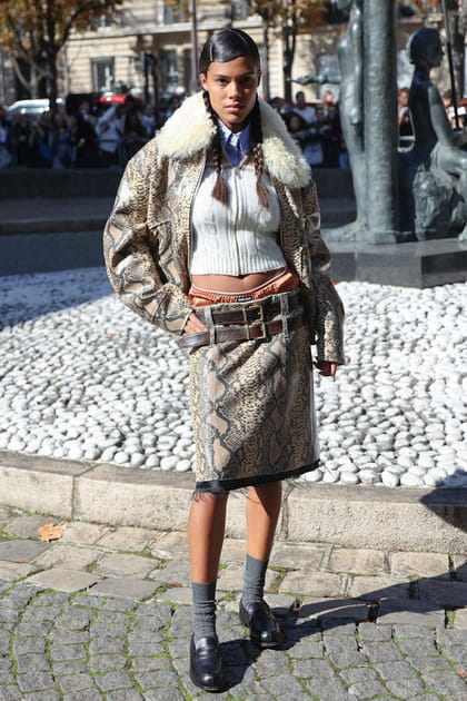 Tina Kunakey en veste à manches bouffantes imprimé serpent et jupe assortie Miu Miu