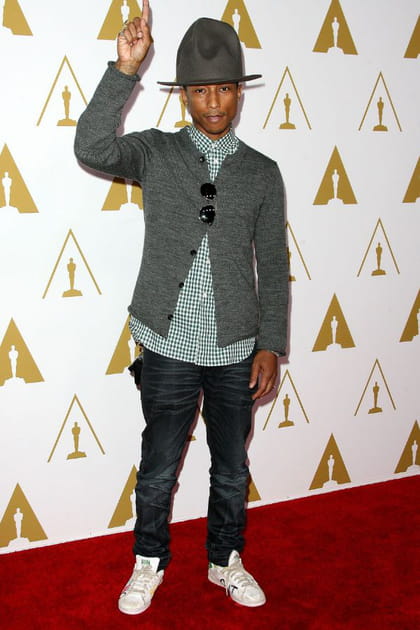 Pharrell Williams en veste à carreaux et chapeau gris