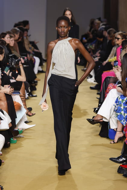 Top &agrave; pois asym&eacute;trique et pantalon de smoking aper&ccedil;us sur le d&eacute;fil&eacute; Philosophy di Lorenzo Serafini