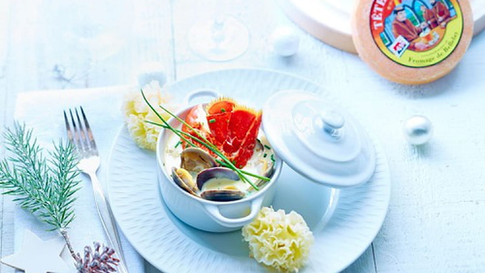 Cassolette de homard et palourdes à la Tête de Moine AOP