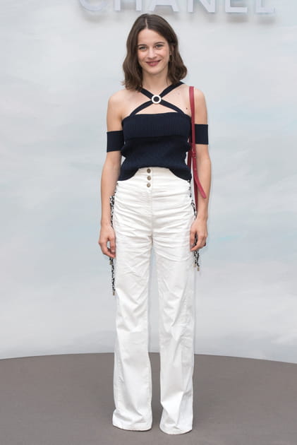 Rebecca Marder en pantalon blanc et top en maille aux &eacute;paules d&eacute;nud&eacute;es