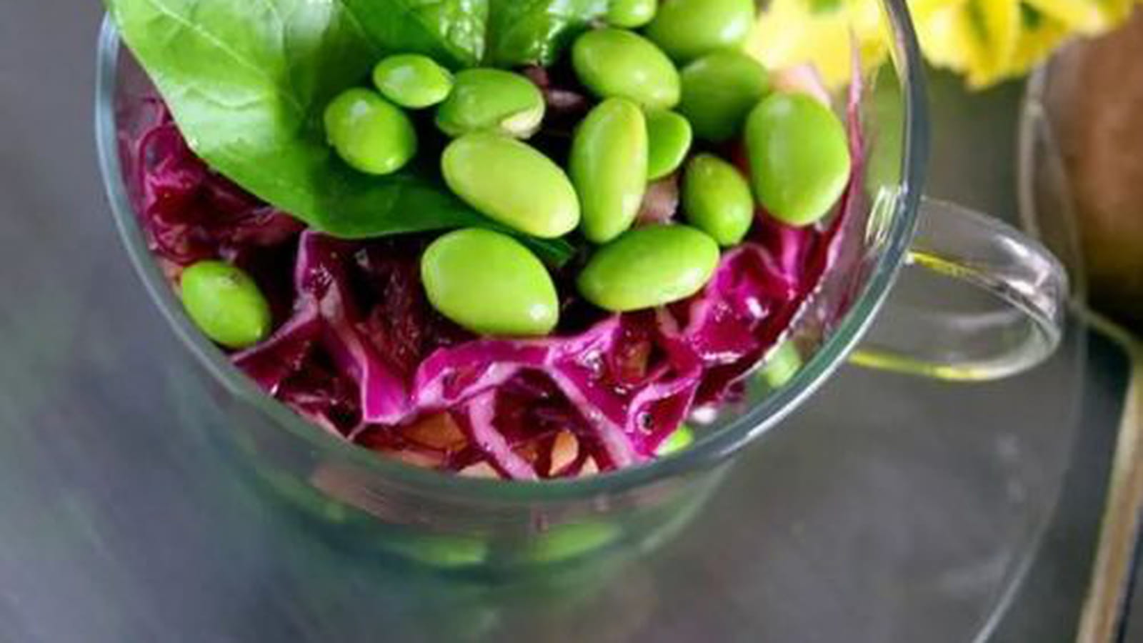 Salade de chou rouge aux pommes (Cranberry et edamame - vinaigrette au miel)