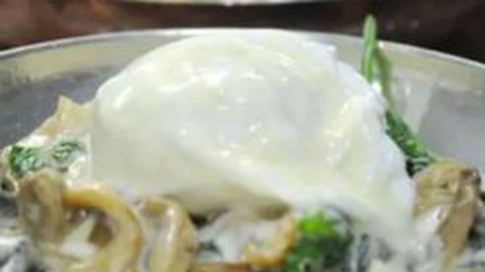 Cassolette de champignons des bois et œuf bio poché, crème fleurette au cerfeuil