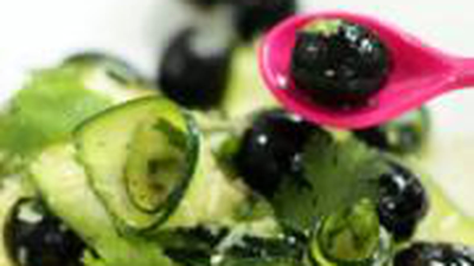 Salade de courgettes et olives noires au parmesan