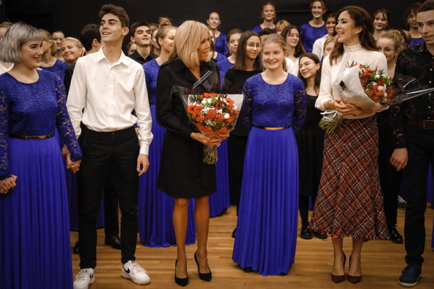 Accueil chaleureux et fleurs pour Mary de Danemark et Brigitte Macron