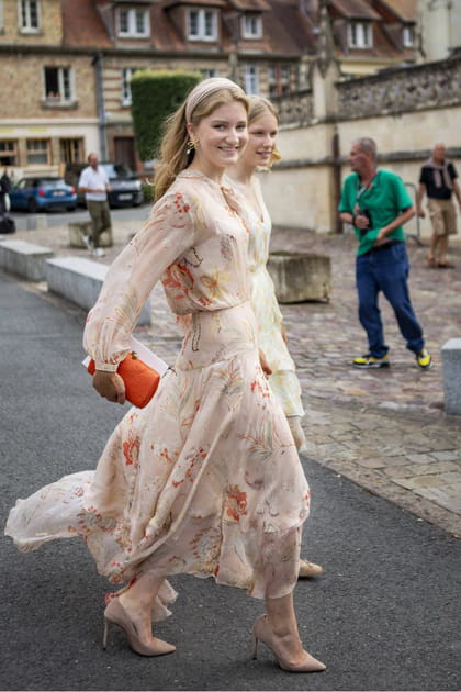 Élisabeth de Belgique en robe fluide imprimée de fleurs