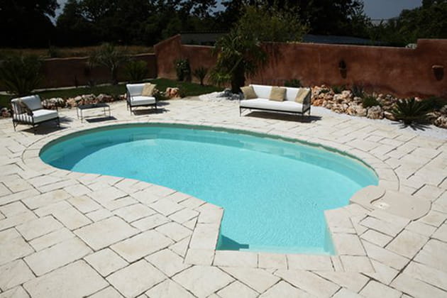 Une piscine enterr&eacute;e aux courbes sensuelles