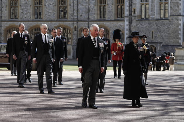 La princesse Anne et les hommes de la famille royale avant l'entrée dans la chapelle