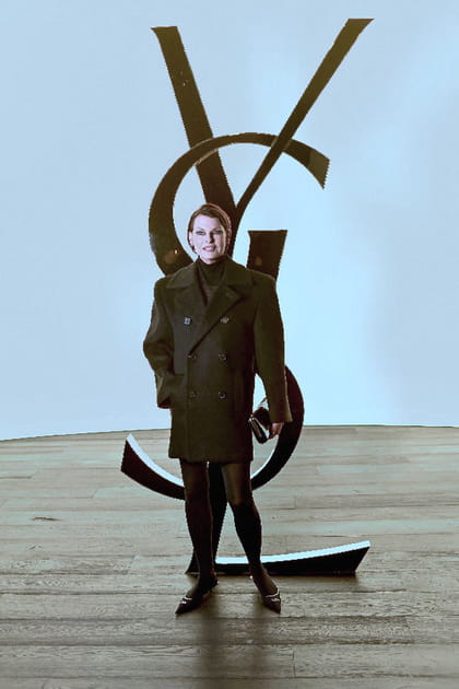 Linda Evangelista en manteau &agrave; &eacute;paulettes noir