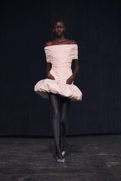 Robe pastel à encolure Bardot et ourlet boule aperçue sur le défilé Coperni