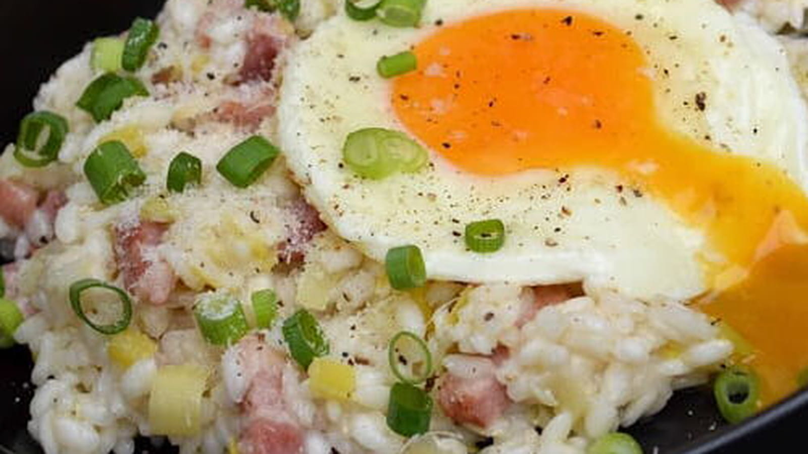 Risotto aux poireaux, lardons grillés et oeuf sur le plat
