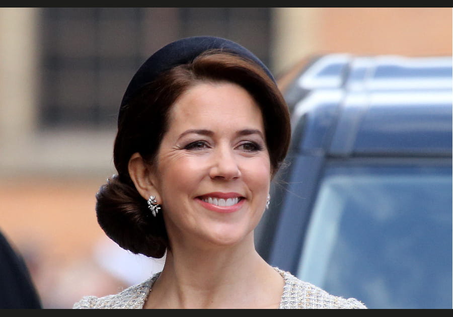 Mary de Danemark, coquette avec son chignon sur le c&ocirc;t&eacute;