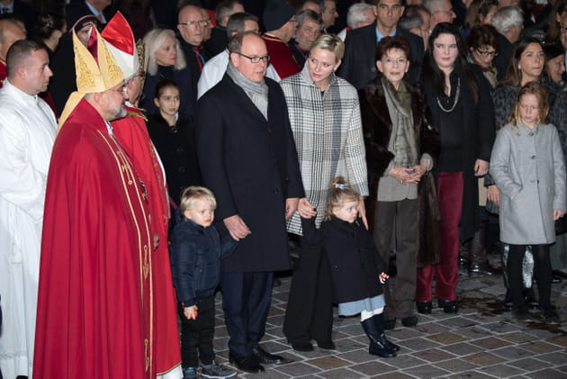 La famille princi&egrave;re sur la place de l'&eacute;glise