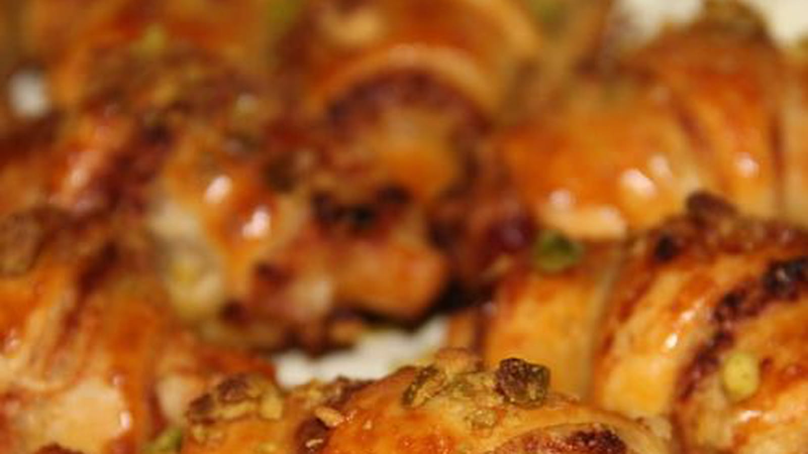 Croissants au pesto rouge, Grana Padano et pistaches concassées