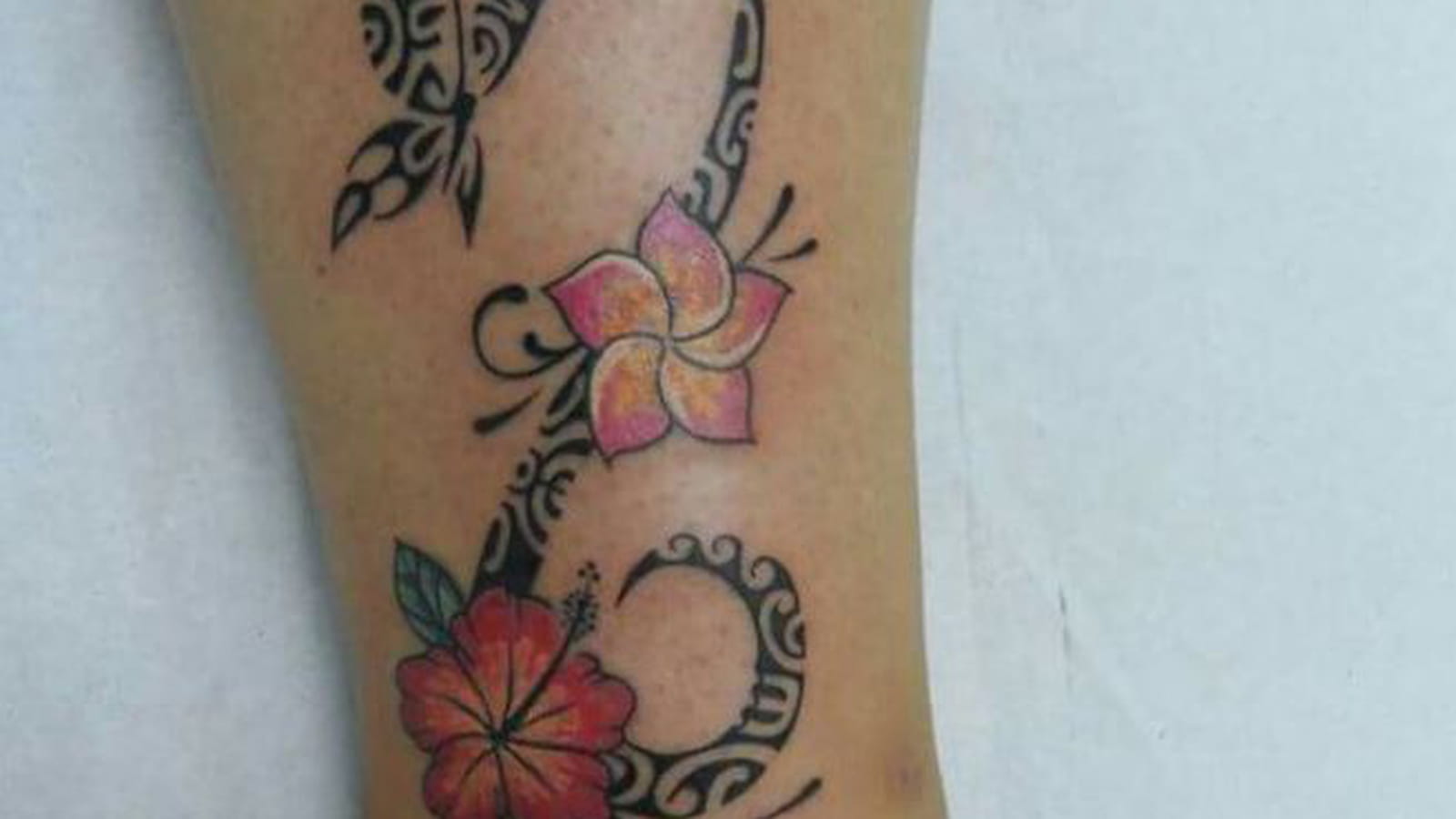 Fleur maori sur la cheville