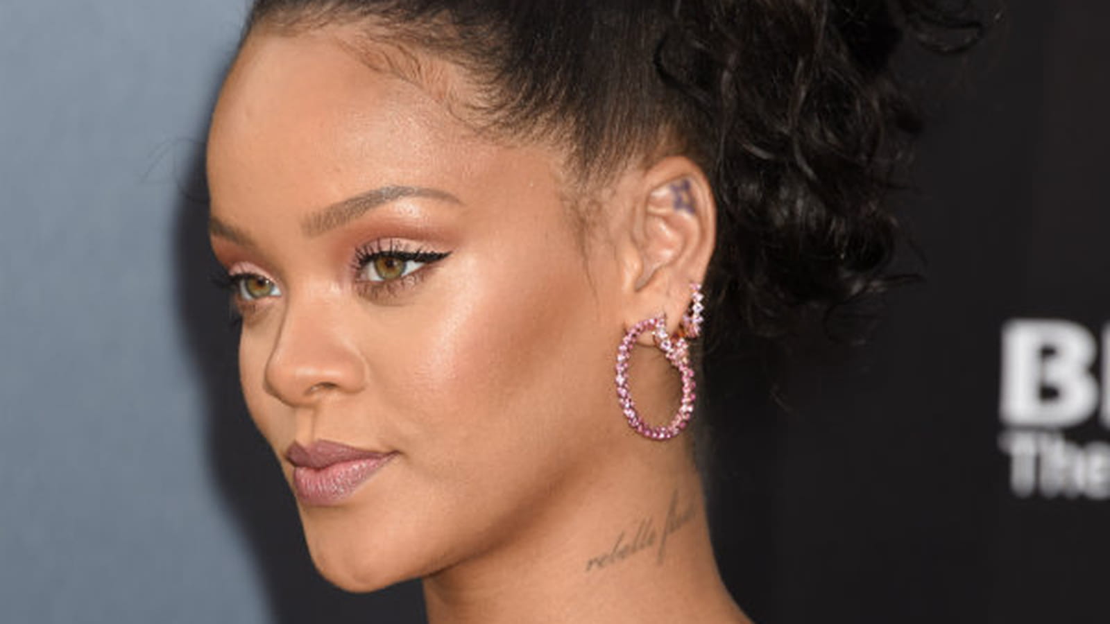 La queue-de-cheval frisée de Rihanna