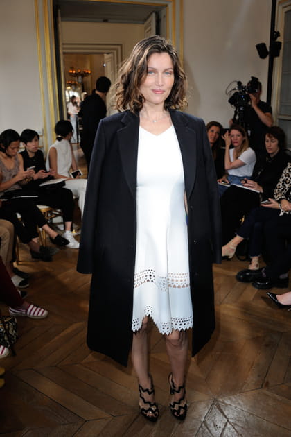 Laetitia Casta en robe blanche ample ajour&eacute;e et manteau noir