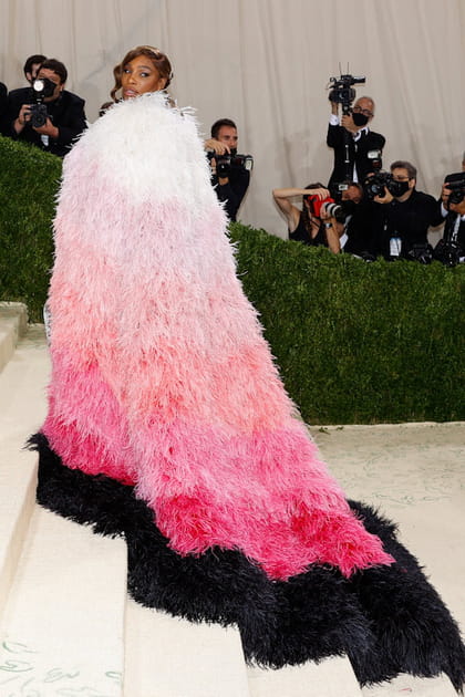 Serena Williams en cape &agrave; plumes